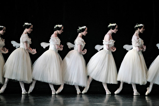 The Paris Opera Ballet in "Giselle," photo: Sebastien Mathe